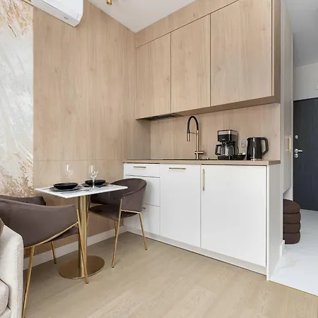 Stylowy Z Klimatyzacja I Balkonem Blisko Starego Miasta By Renters 아파트