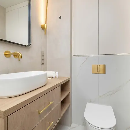 Stylowy Z Klimatyzacja I Balkonem Blisko Starego Miasta By Renters 아파트